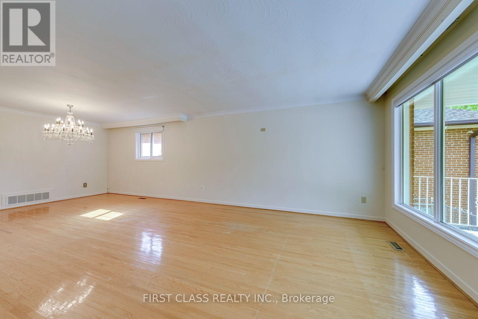 Upper Unit - 1353 Myron Drive, Mississauga, Ontario  L5E 2N5 - Photo 5 - W13648236