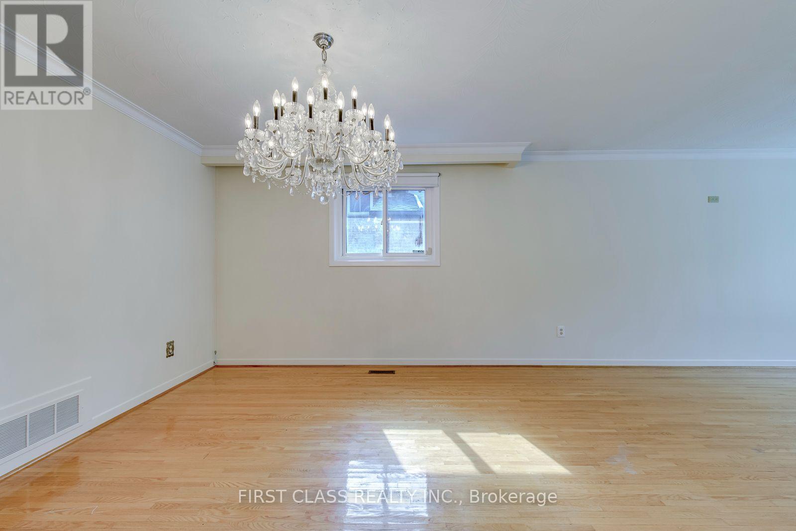 Upper Unit - 1353 Myron Drive, Mississauga, Ontario  L5E 2N5 - Photo 9 - W13648236