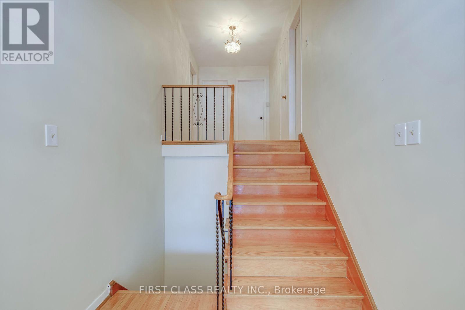Upper Unit - 1353 Myron Drive, Mississauga, Ontario  L5E 2N5 - Photo 18 - W13648236