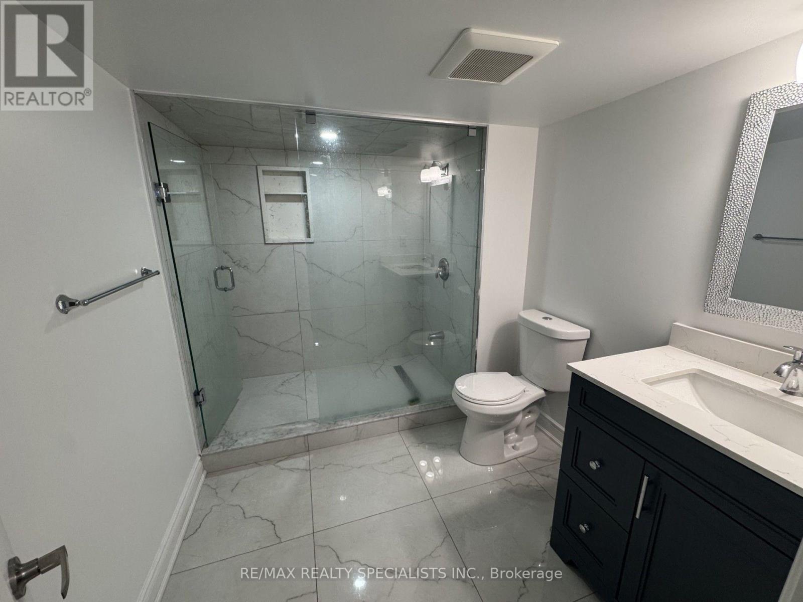 33 Bluffwood(Basement) Crescent, Brampton, Ontario L6P 2P3 - Photo 12 - W13681108