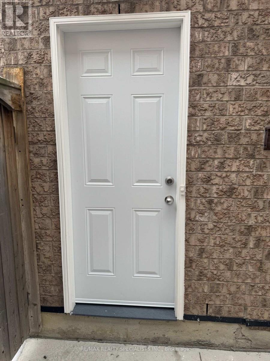 33 Bluffwood(Basement) Crescent, Brampton, Ontario L6P 2P3 - Photo 17 - W13681108