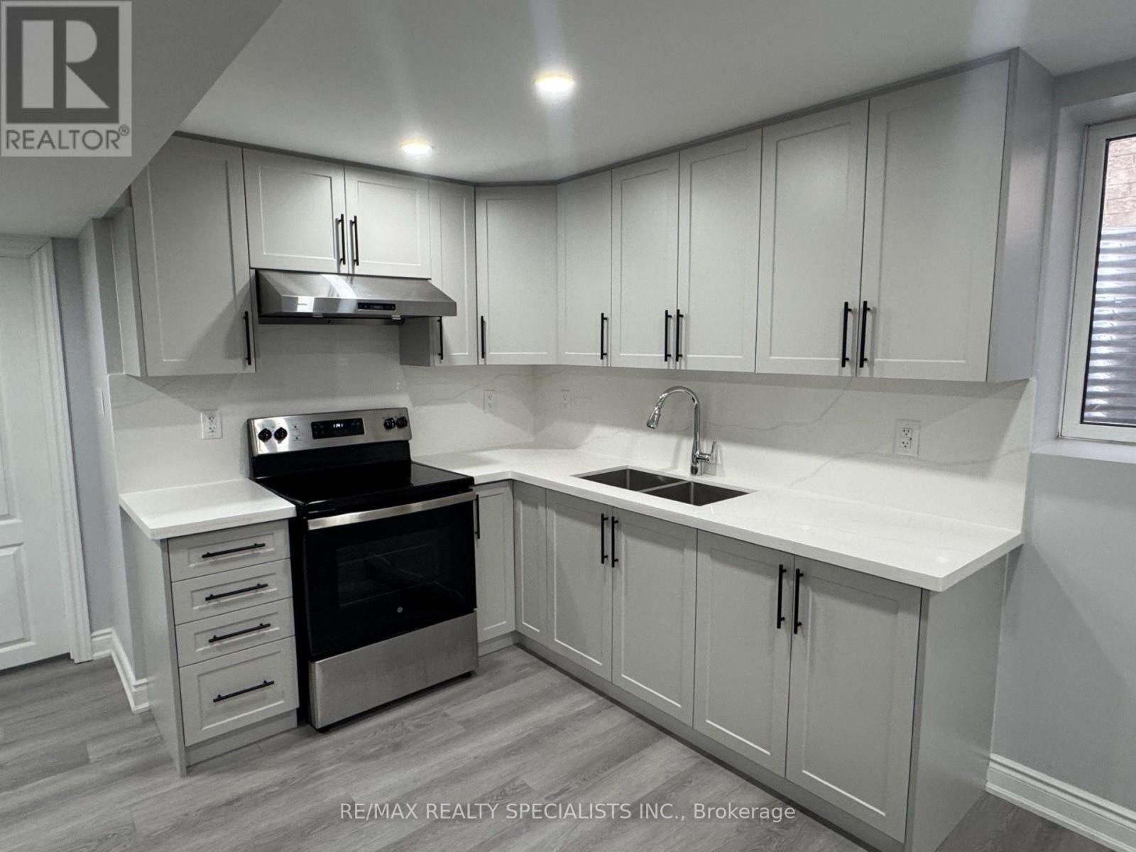 33 Bluffwood(Basement) Crescent, Brampton, Ontario L6P 2P3 - Photo 2 - W13681108