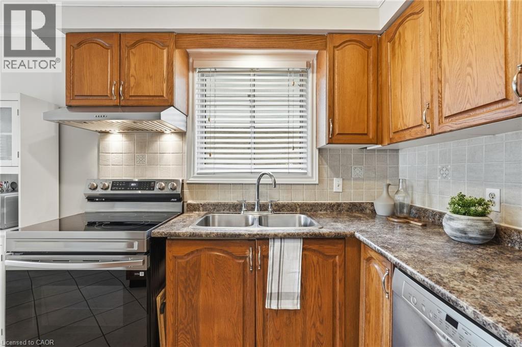 30 Twinoaks Crescent, Stoney Creek, Ontario  L8J 2E9 - Photo 7 - 40854842