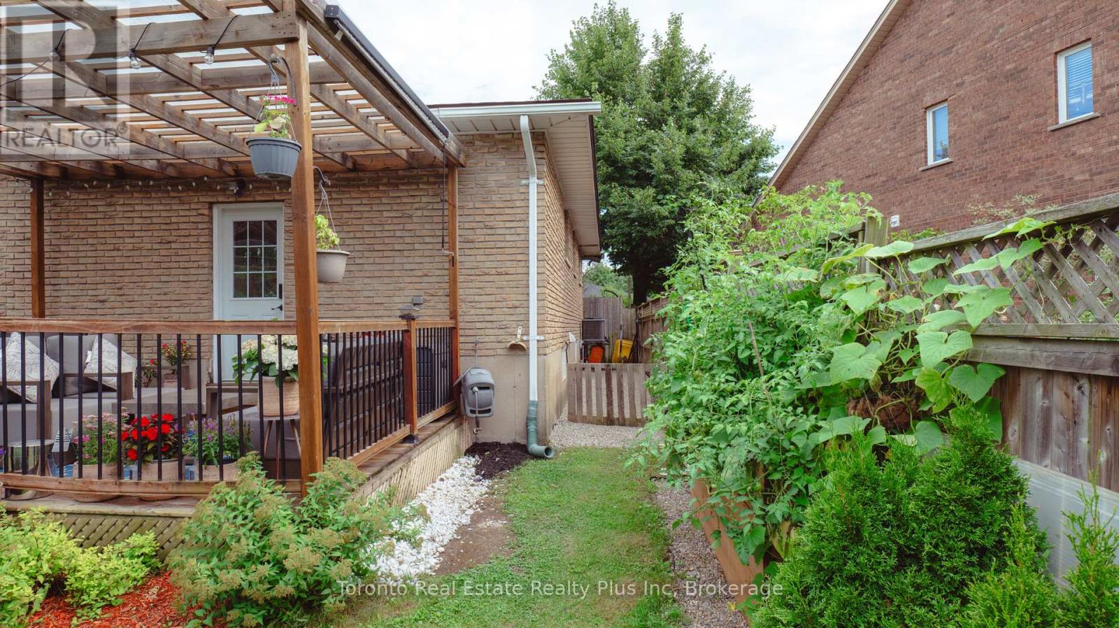 23 Moffatt Street, St. Catharines, Ontario  L2P 2L4 - Photo 10 - X13681154
