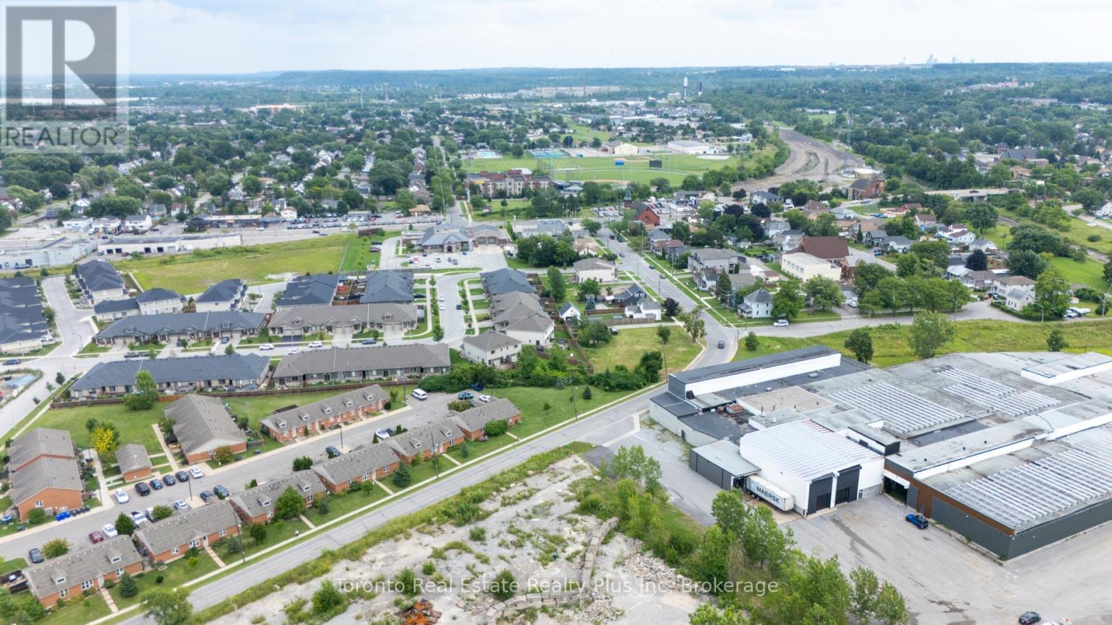 23 Moffatt Street, St. Catharines, Ontario  L2P 2L4 - Photo 5 - X13681154