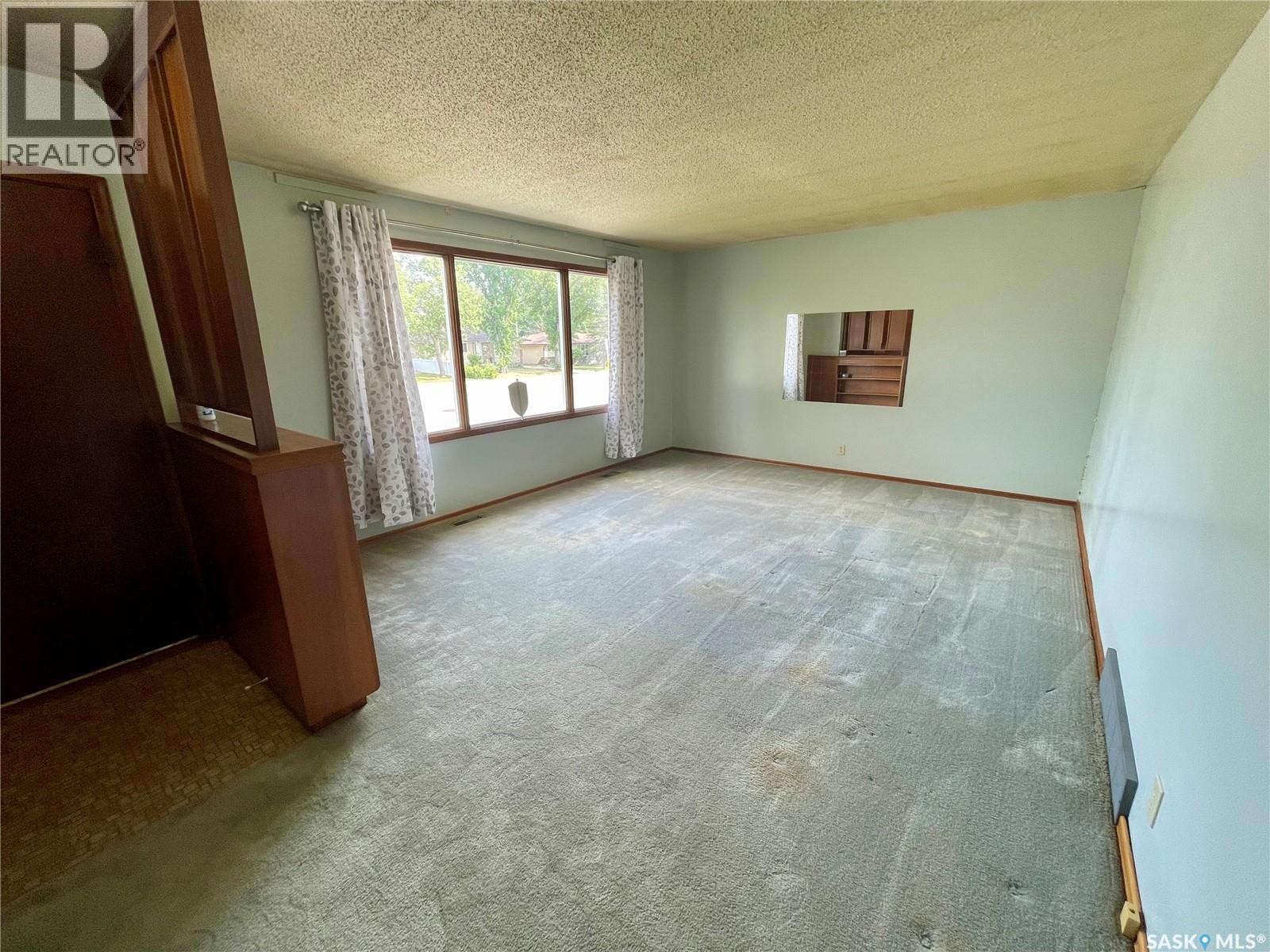 206 Mcintosh Street N, Regina, Saskatchewan  S4R 4Z9 - Photo 3 - SK044798