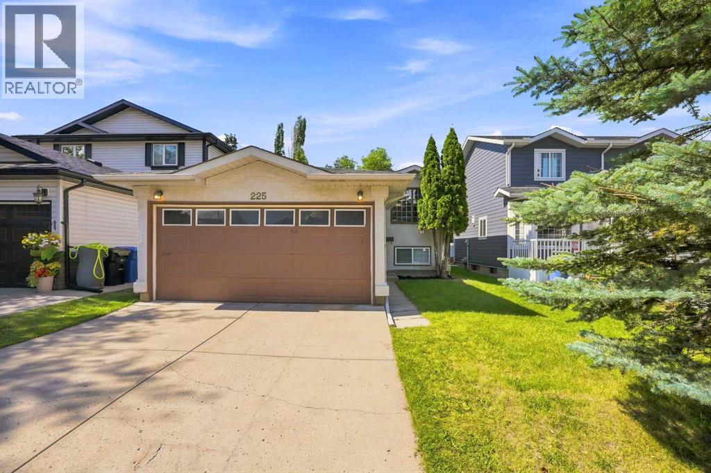 225 Harvest Glen Place NE, Calgary, Alberta  T3K 4J1 - Photo 3 - A2330527