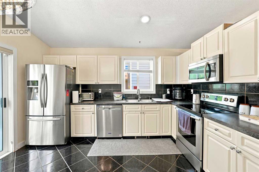 225 Harvest Glen Place NE, Calgary, Alberta  T3K 4J1 - Photo 6 - A2330527
