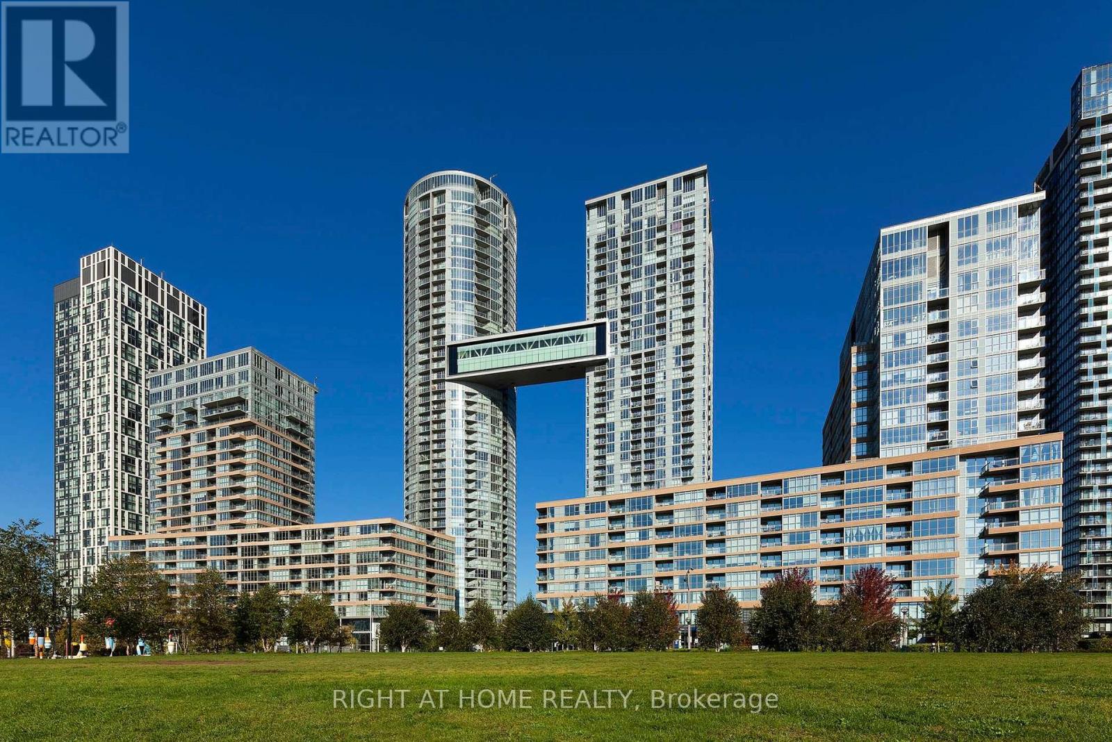<div class="slider-price">$629,900</div><p>356 - 10 Capreol Court, Toronto, Ontario</p>