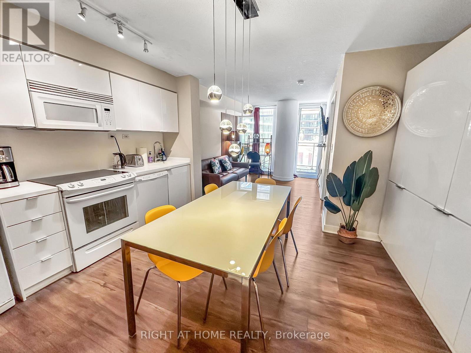 356 - 10 Capreol Court, Toronto, Ontario  M5V 4B3 - Photo 6 - C13681212
