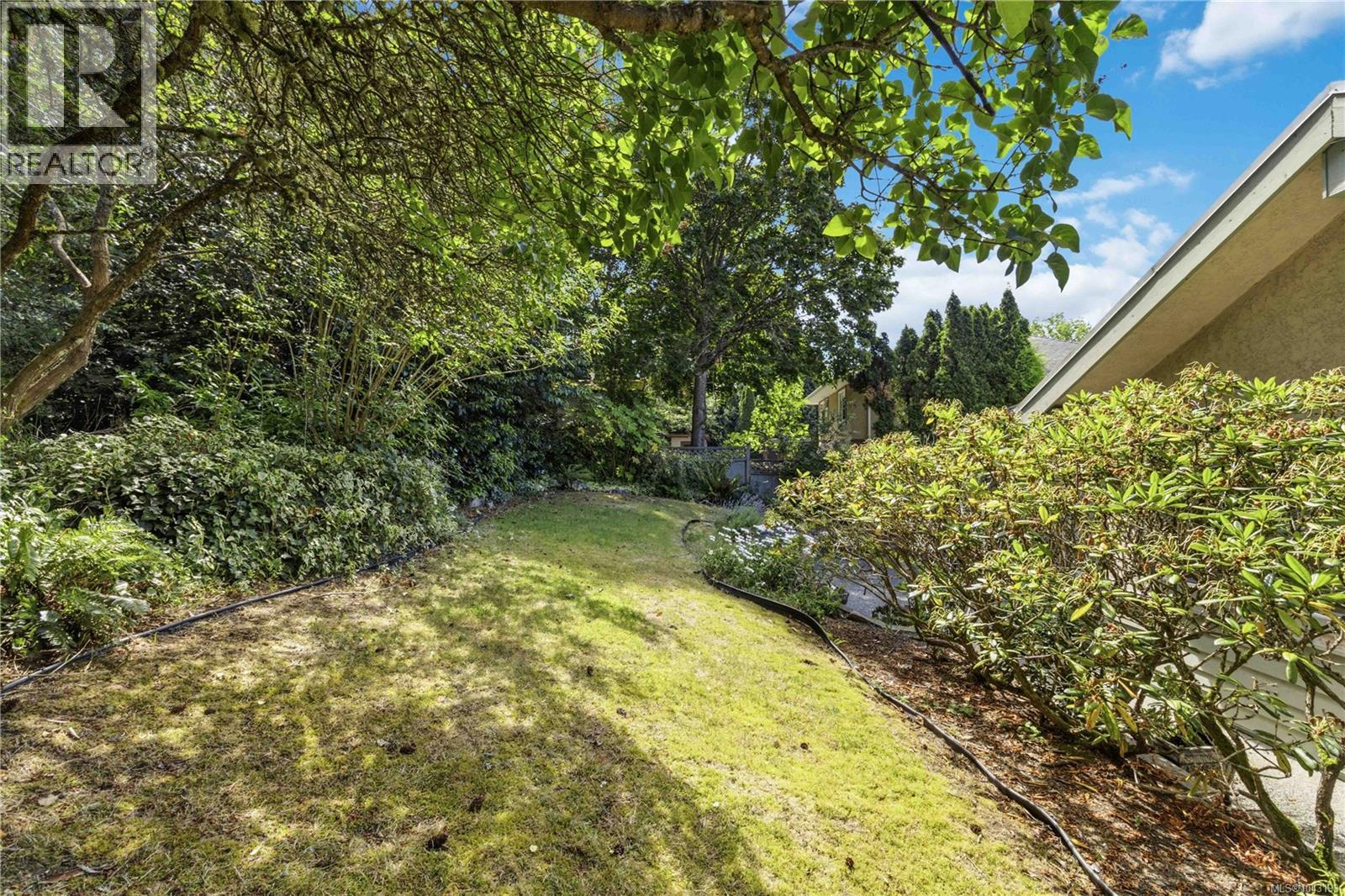 4343 Emily Carr Dr, Saanich, British Columbia  V8X 5E4 - Photo 39 - 1043193