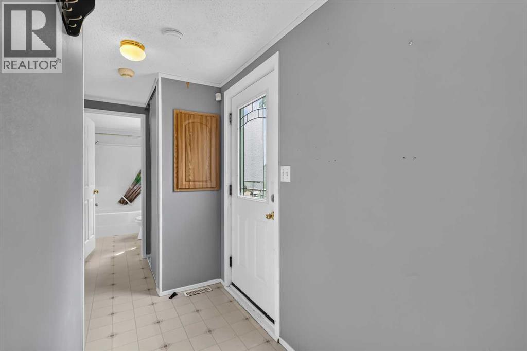 121 Couture Lane, Fort Mcmurray, Alberta  T9K 1X3 - Photo 3 - A2312094