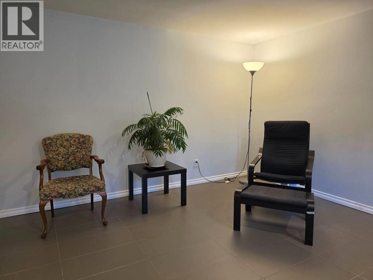 737 Robinson, Coquitlam, British Columbia  V3J 4E9 - Photo 2 - R3156183
