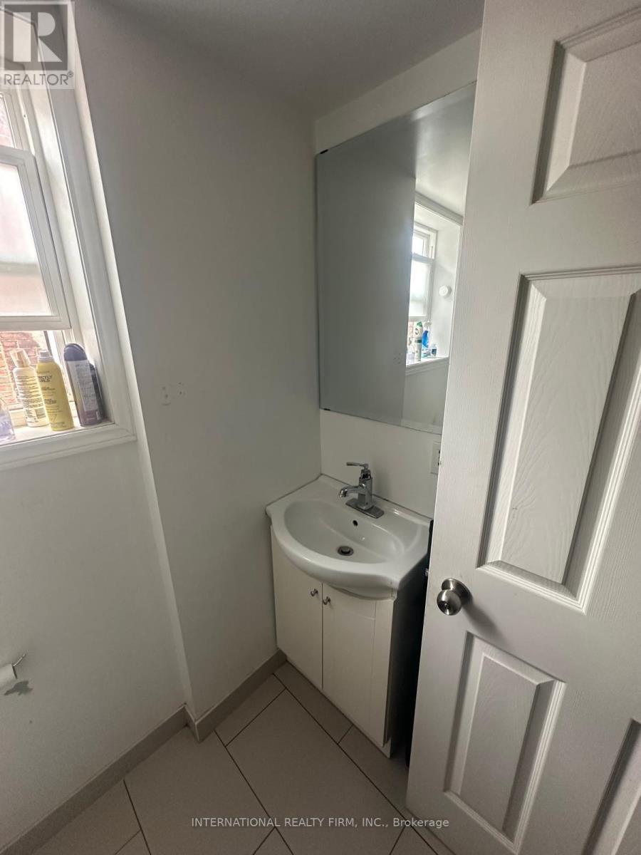 Unit 2 - 161 Montrose Avenue, Toronto, Ontario  M6J 2T6 - Photo 11 - C13628592