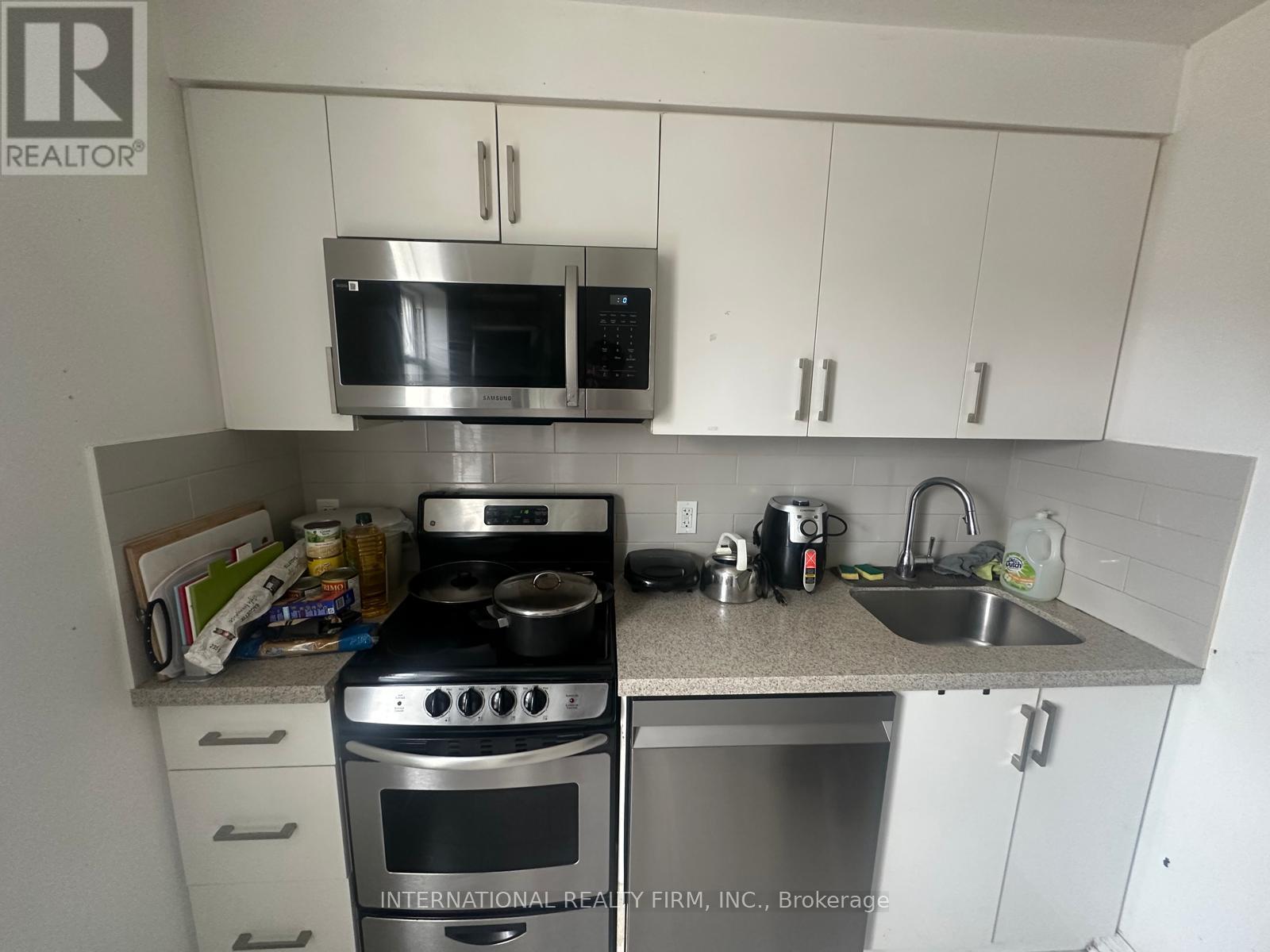 Unit 2 - 161 Montrose Avenue, Toronto, Ontario  M6J 2T6 - Photo 7 - C13628592