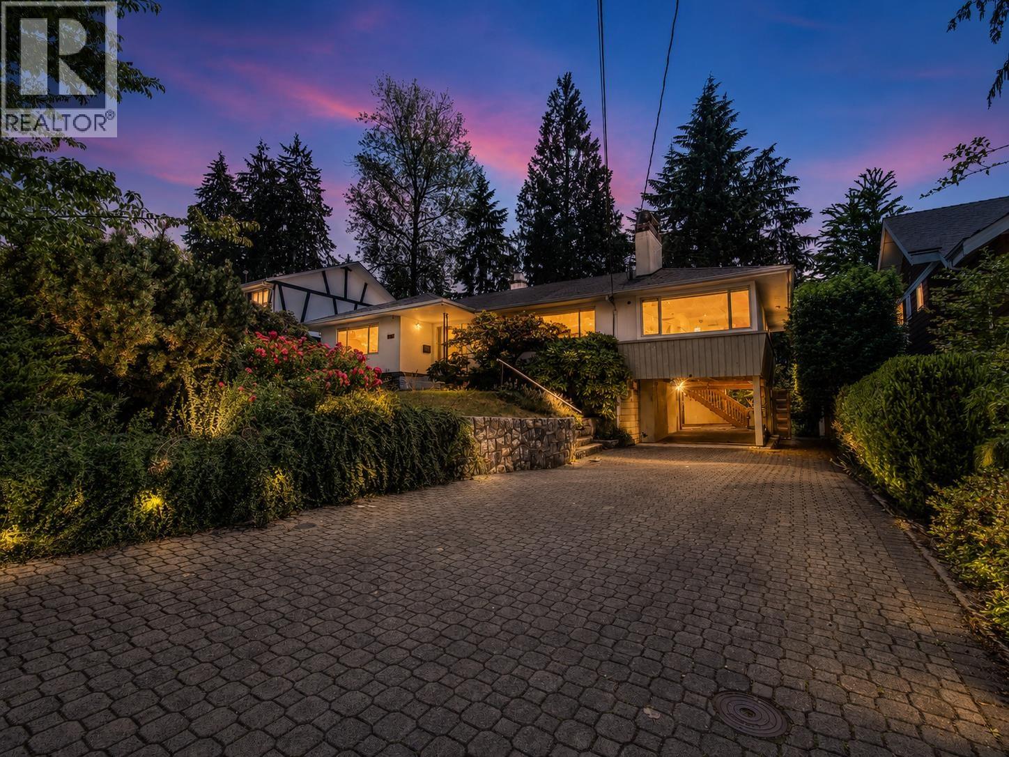 869 Clements Avenue, North Vancouver, British Columbia  V7R 2K6 - Photo 2 - R3139424