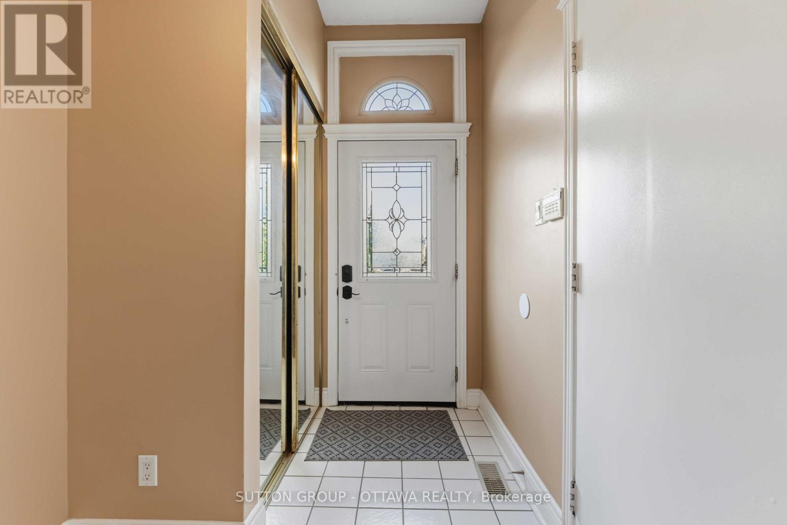 16 Crimson Gate, Ottawa, Ontario  K1T 1Z6 - Photo 2 - X13681318