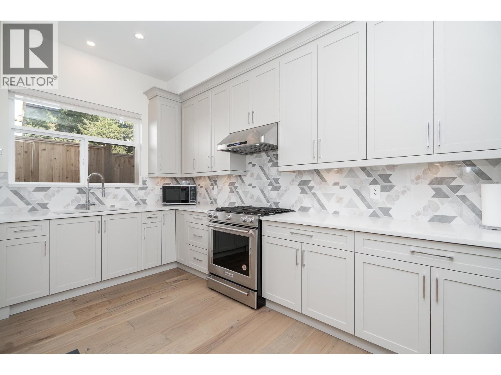 576 Linton Street, Coquitlam, British Columbia  V3J 6J2 - Photo 12 - R3111434