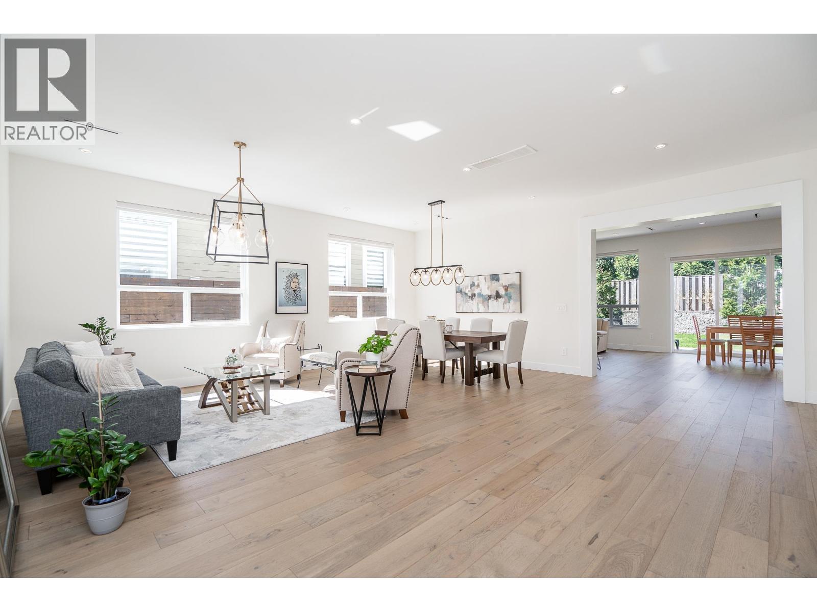 576 Linton Street, Coquitlam, British Columbia  V3J 6J2 - Photo 2 - R3111434