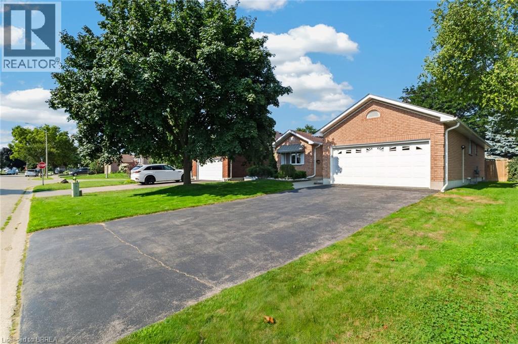 3 HARVEY Court, Brantford, Ontario