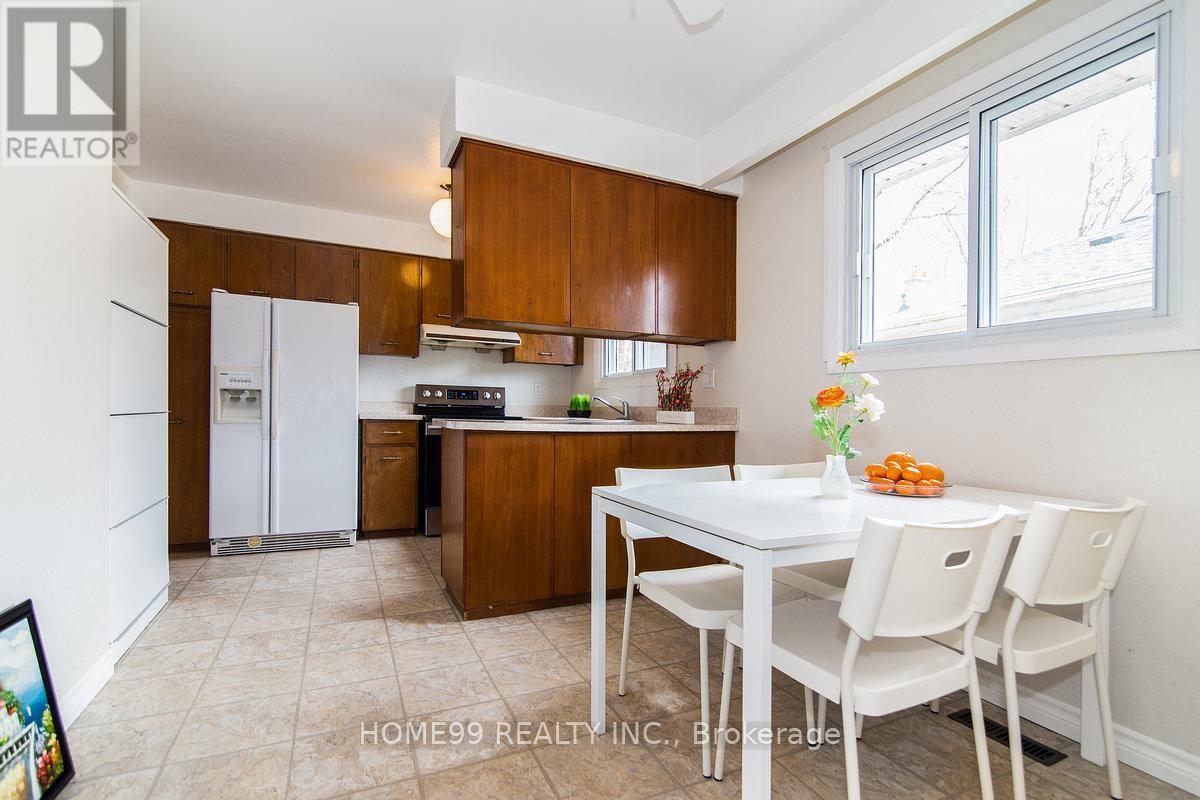 Upper - 137 Pineway Boulevard, Toronto, Ontario  M2H 1A9 - Photo 12 - C13681440