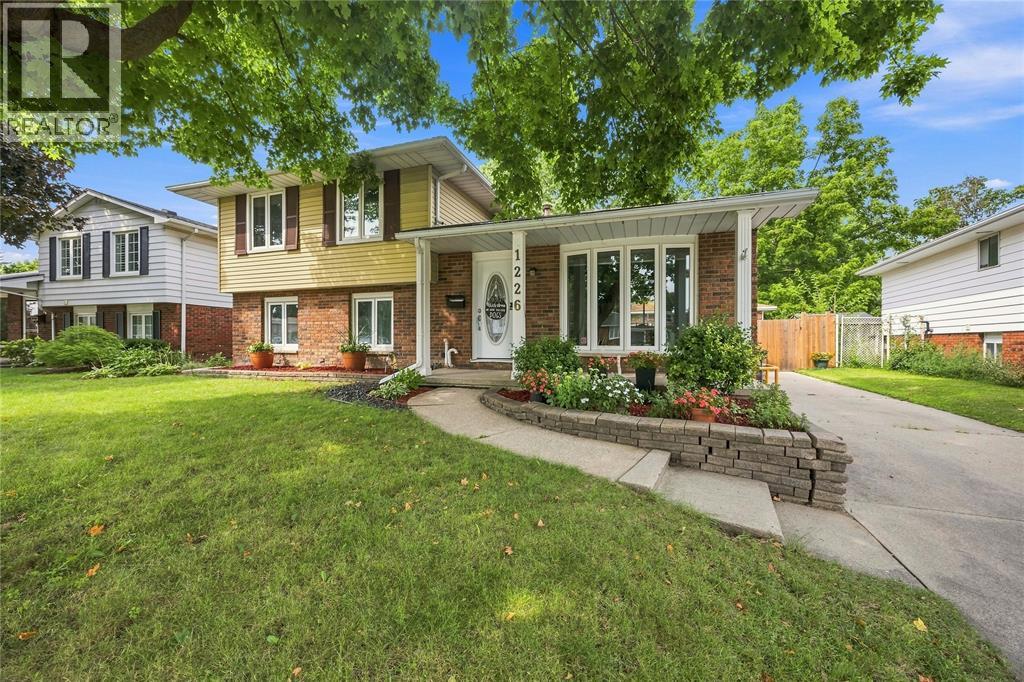1226 WILTSHIRE DRIVE Sarnia Ontario Canada N7S3W2 3