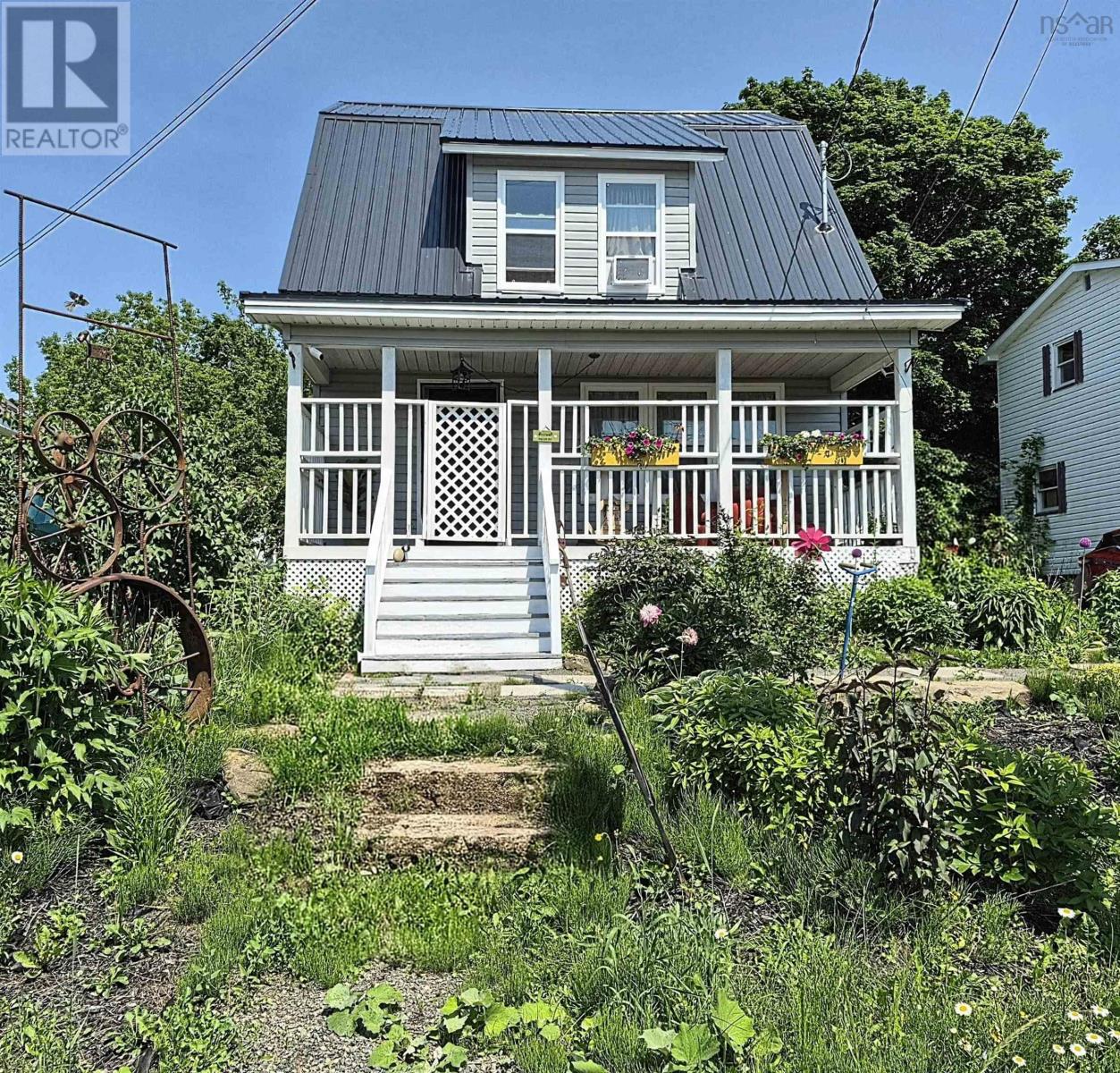 7 Lorne Street, Springhill, Nova Scotia  B0M 1X0 - Photo 2 - 202611887