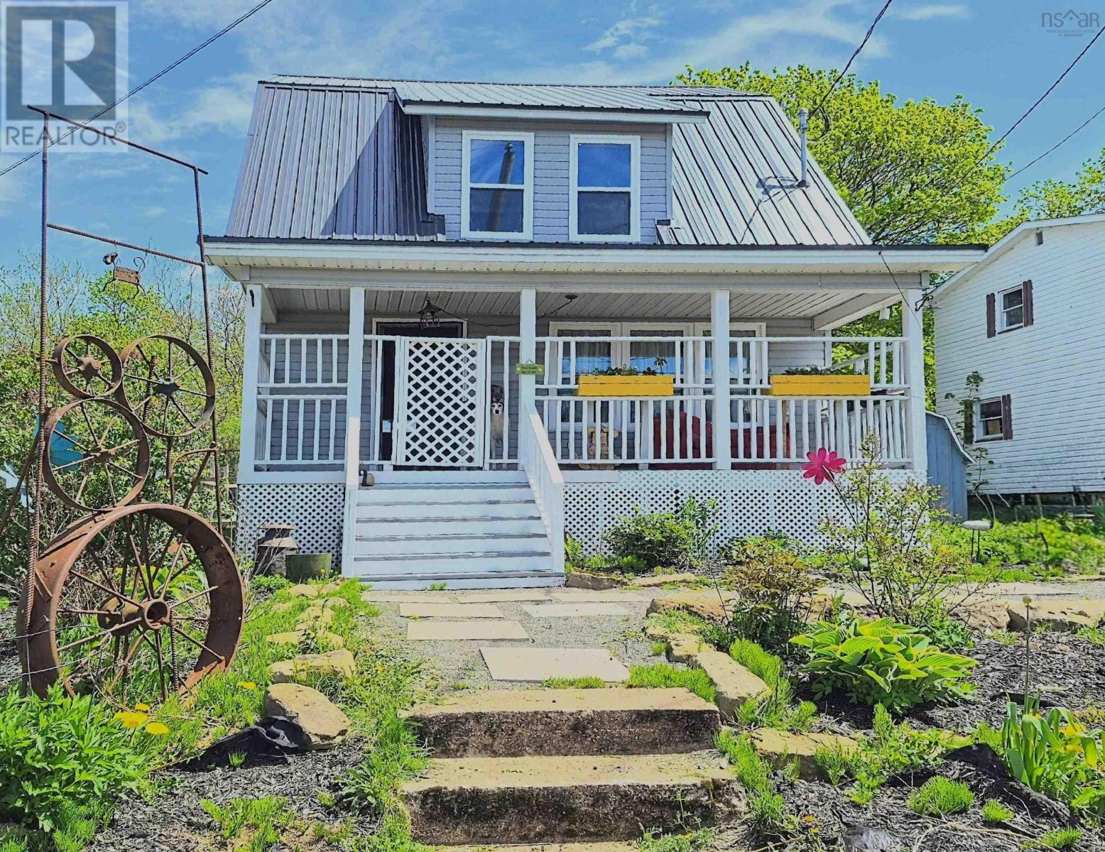 7 Lorne Street, Springhill, Nova Scotia  B0M 1X0 - Photo 1 - 202611887