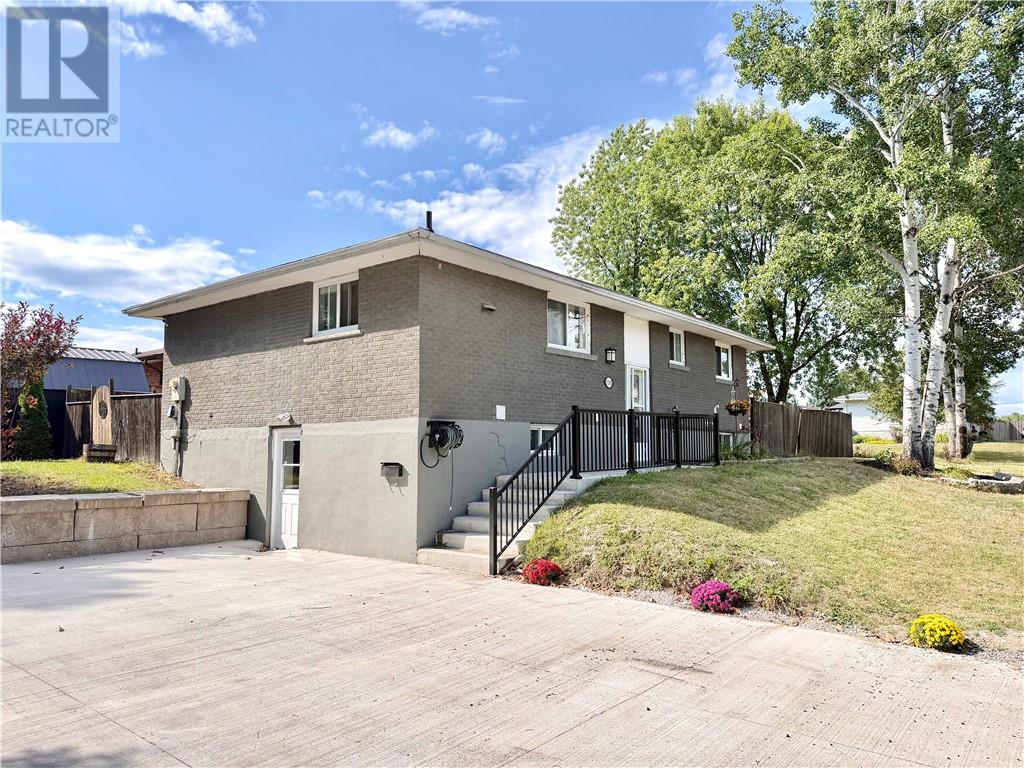 1505 Gary Avenue, Sudbury, Ontario  P3A 4G2 - Photo 2 - 2129838