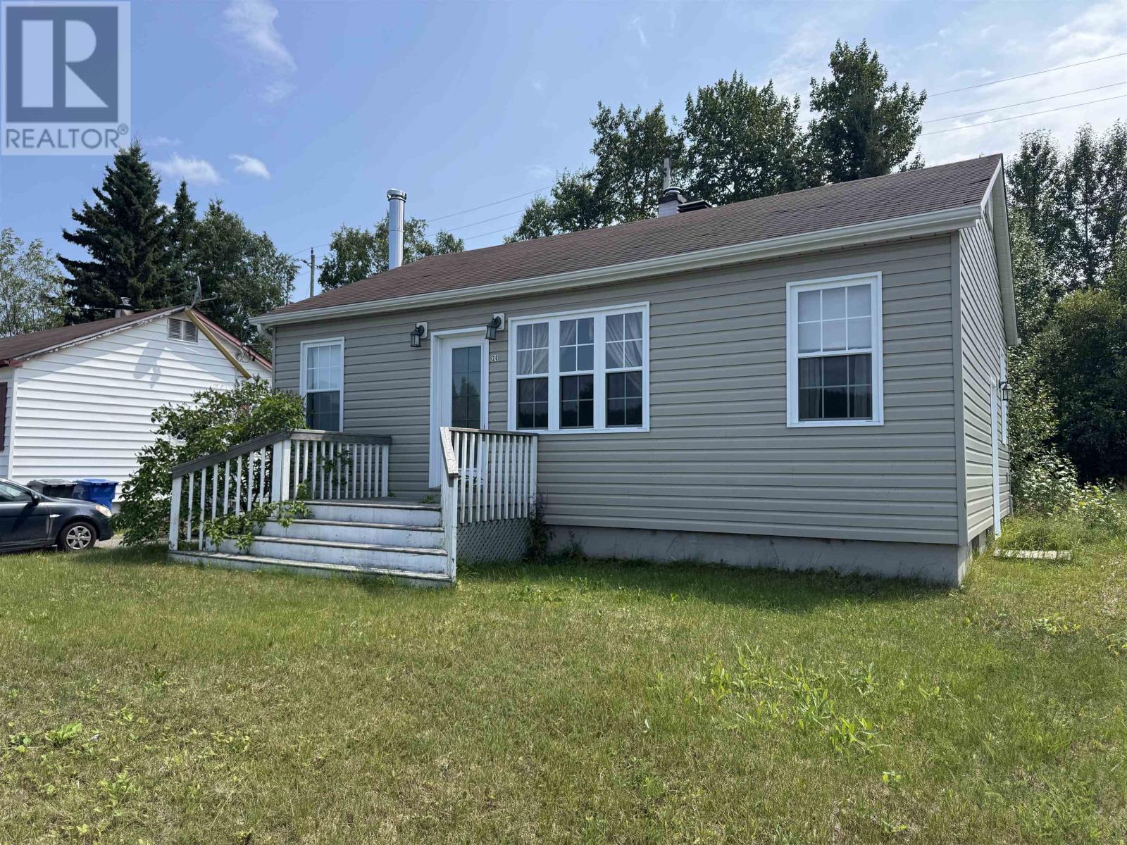 20 Neebig Ave, Manitouwadge, Ontario  P0T 2C0 - Photo 2 - TB2602045