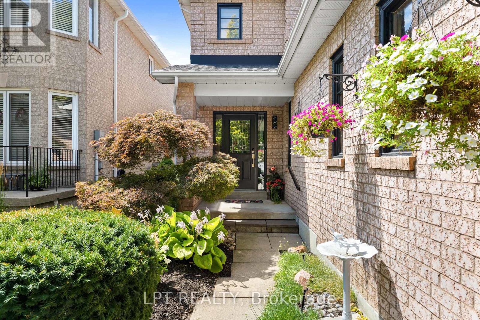 416 Flanagan Court, Newmarket, Ontario  L3X 2E9 - Photo 4 - N13681674
