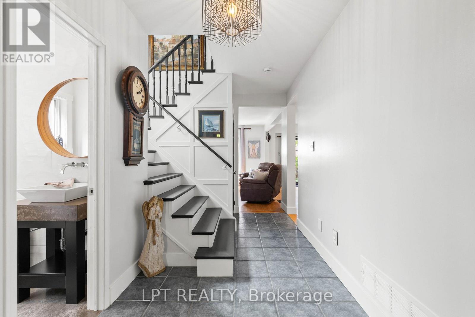 416 Flanagan Court, Newmarket, Ontario  L3X 2E9 - Photo 8 - N13681674