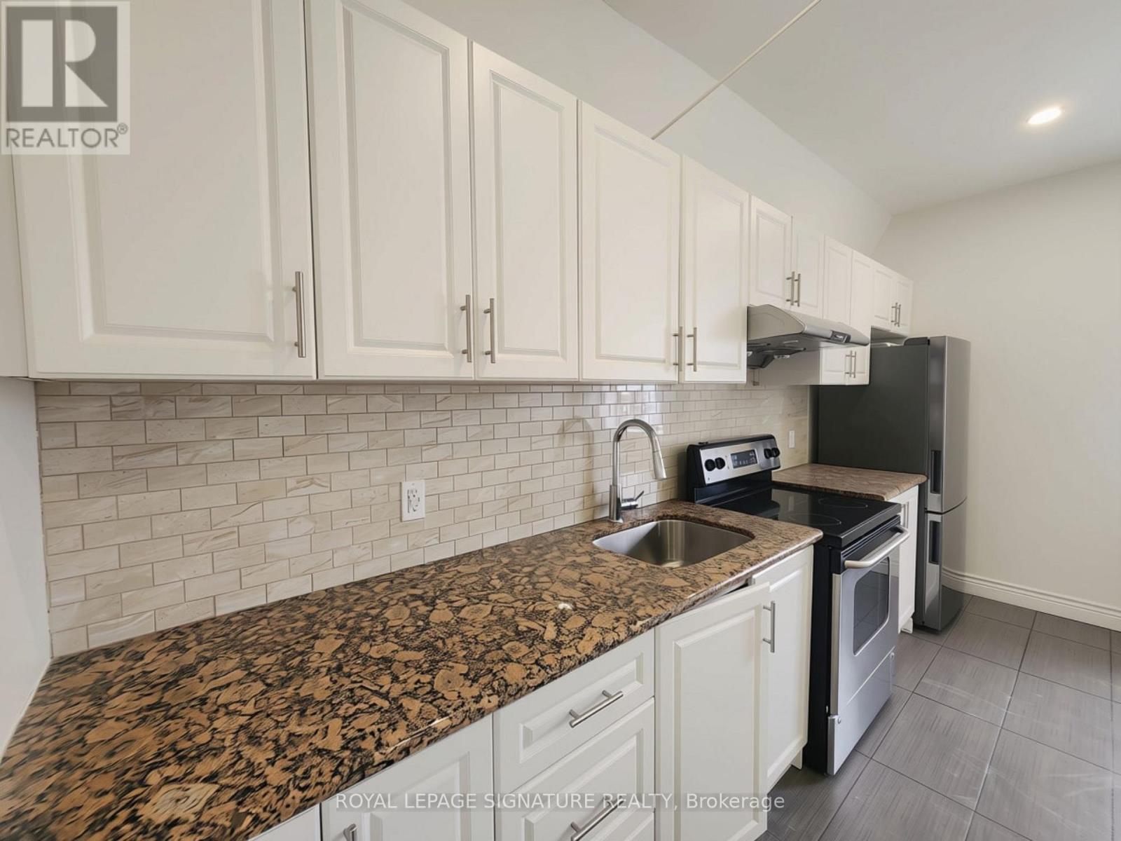 Upper 1 - 15 Barrie Street, Bradford West Gwillimbury, Ontario  L3S 0J1 - Photo 5 - N13669920