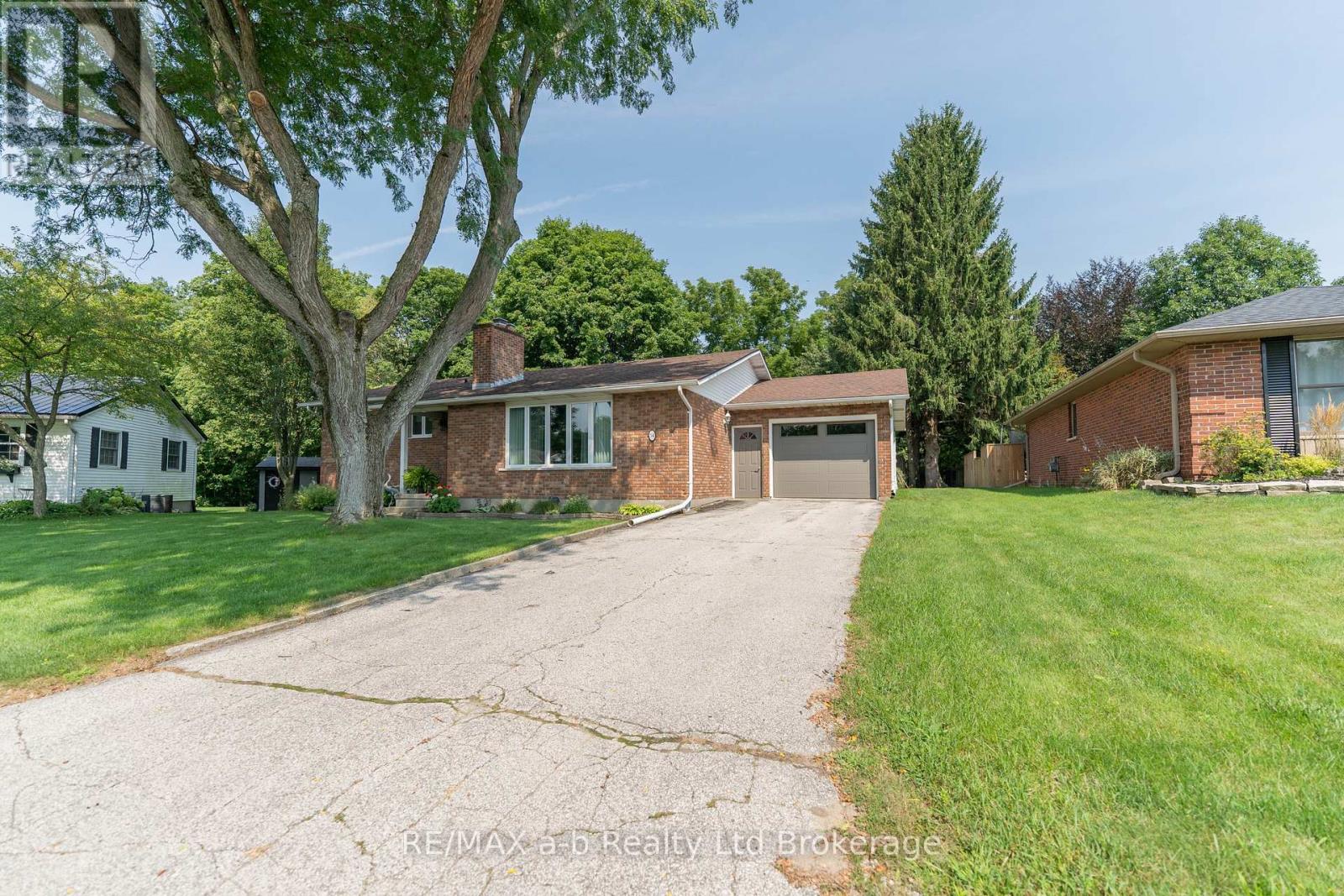 34 Glenridge Road, Tillsonburg, Ontario  N4G 4J7 - Photo 2 - X13681858