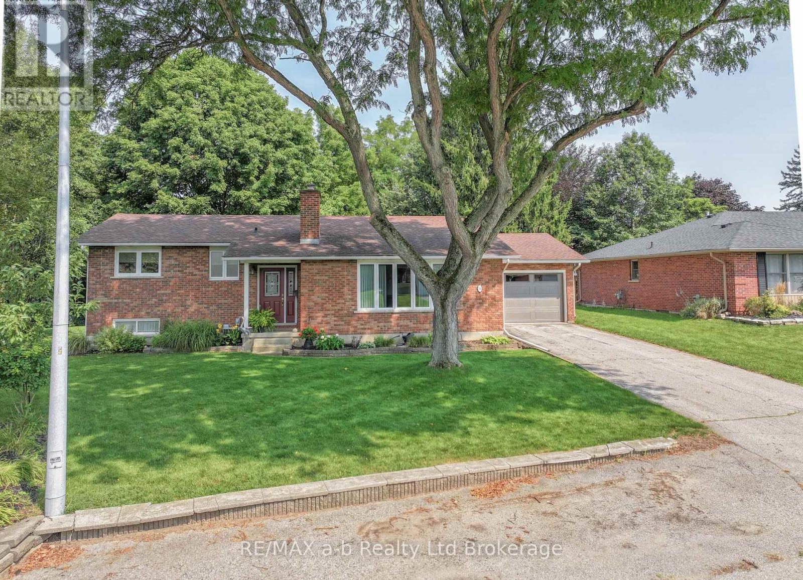 34 Glenridge Road, Tillsonburg, Ontario  N4G 4J7 - Photo 3 - X13681858