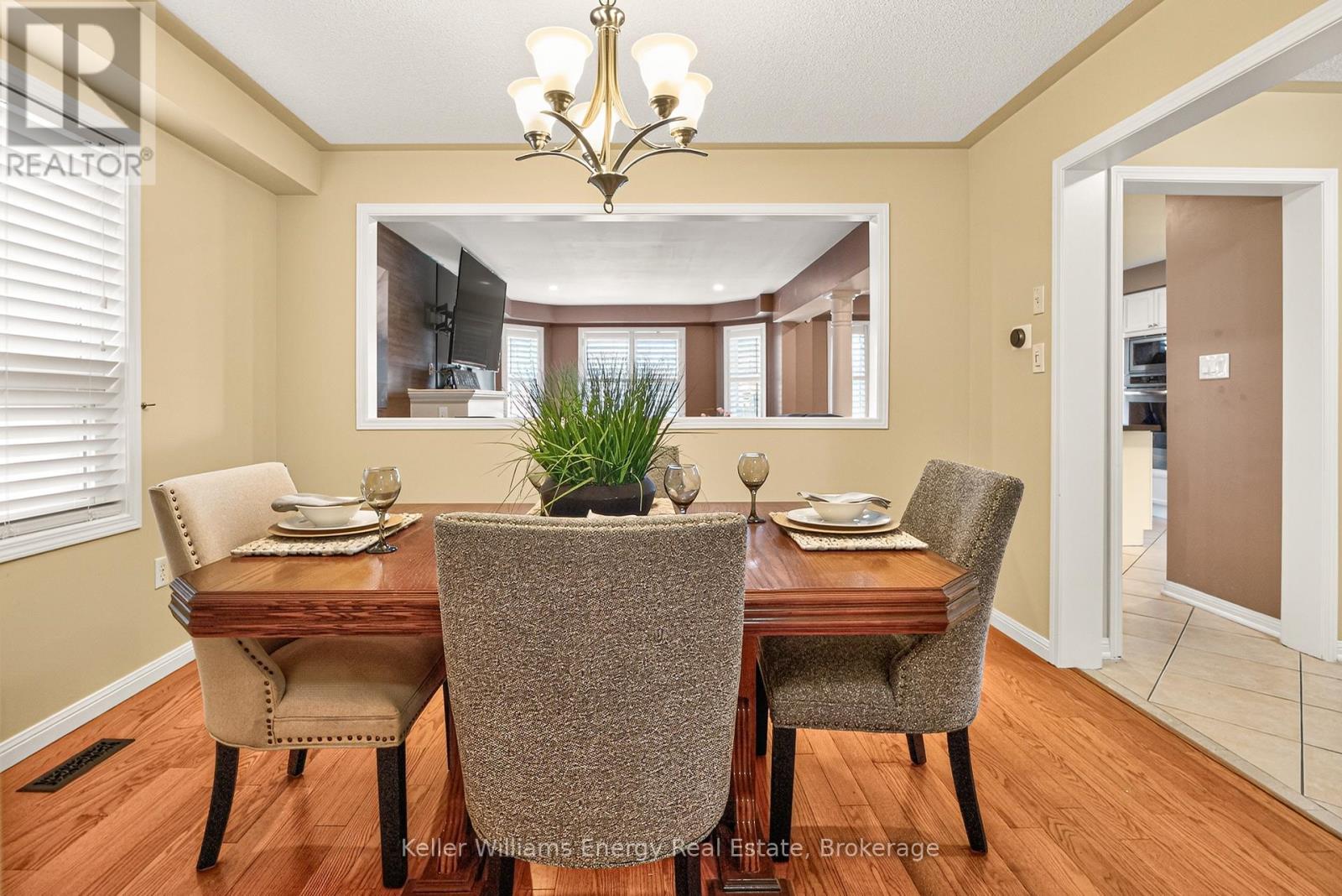 4 Holman Court, Whitby, Ontario  L1P 1W9 - Photo 3 - E13681996