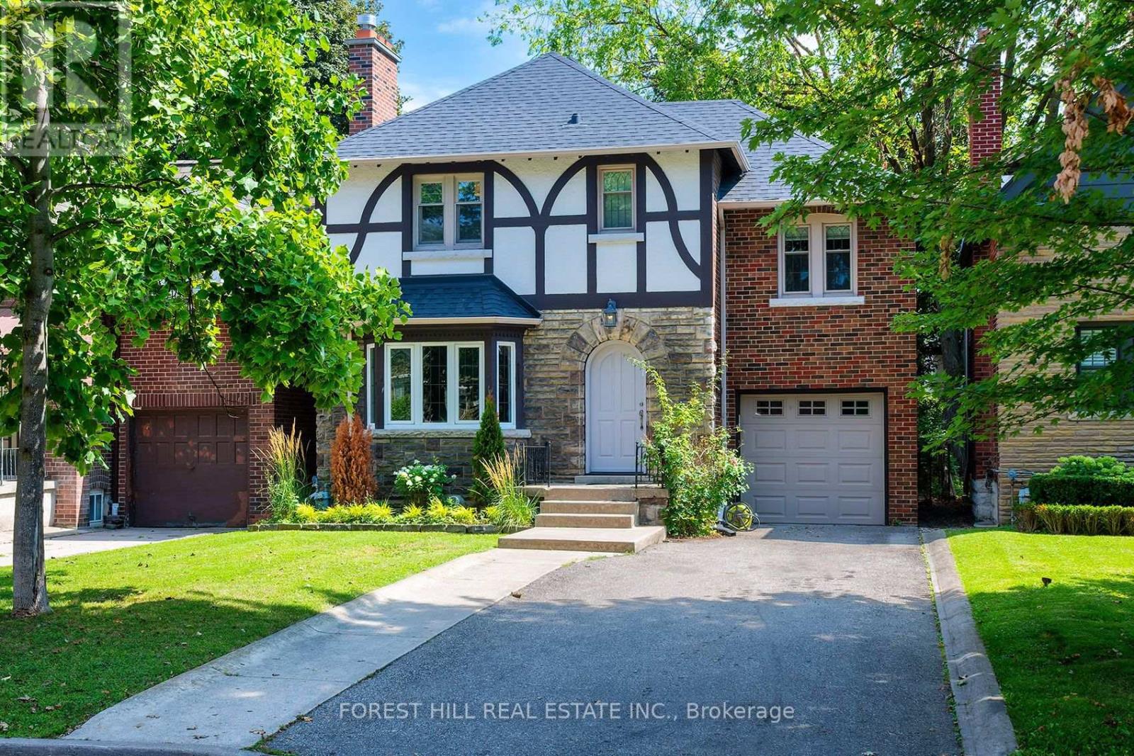 17 FAIRLEIGH CRESCENT Toronto (Forest Hill North), ON M6C 3R7