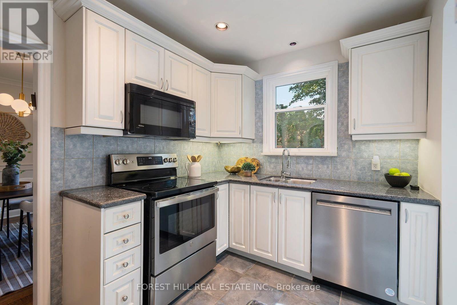 17 FAIRLEIGH CRESCENT Toronto (Forest Hill North), ON M6C 3R7