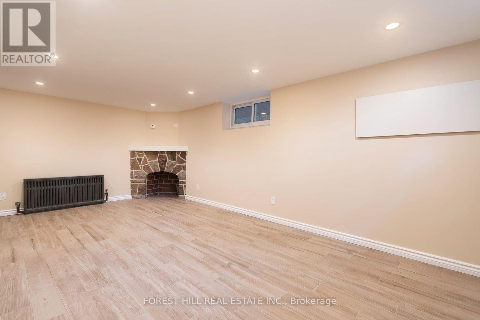 17 FAIRLEIGH CRESCENT Toronto (Forest Hill North), ON M6C 3R7