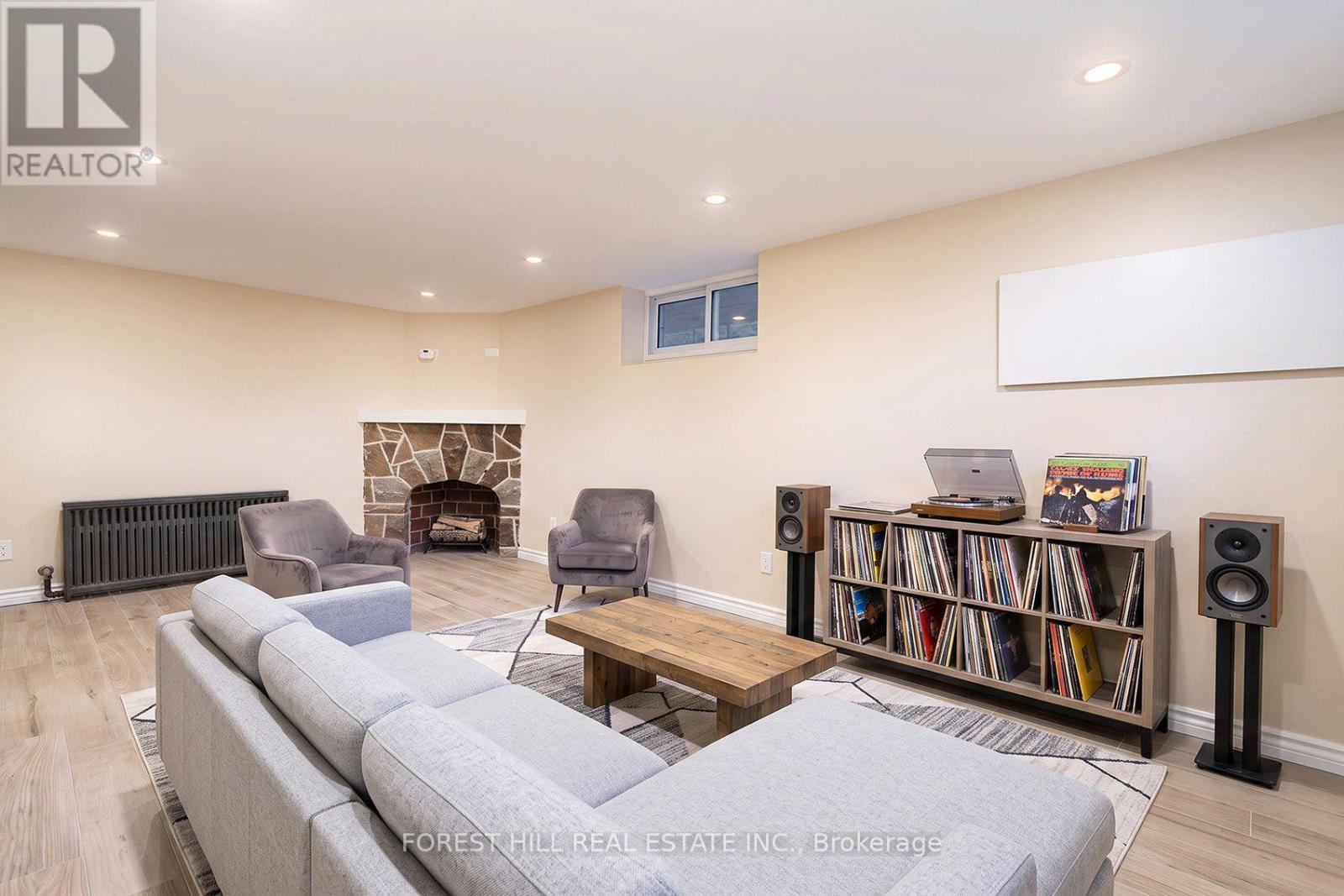 17 FAIRLEIGH CRESCENT Toronto (Forest Hill North), ON M6C 3R7