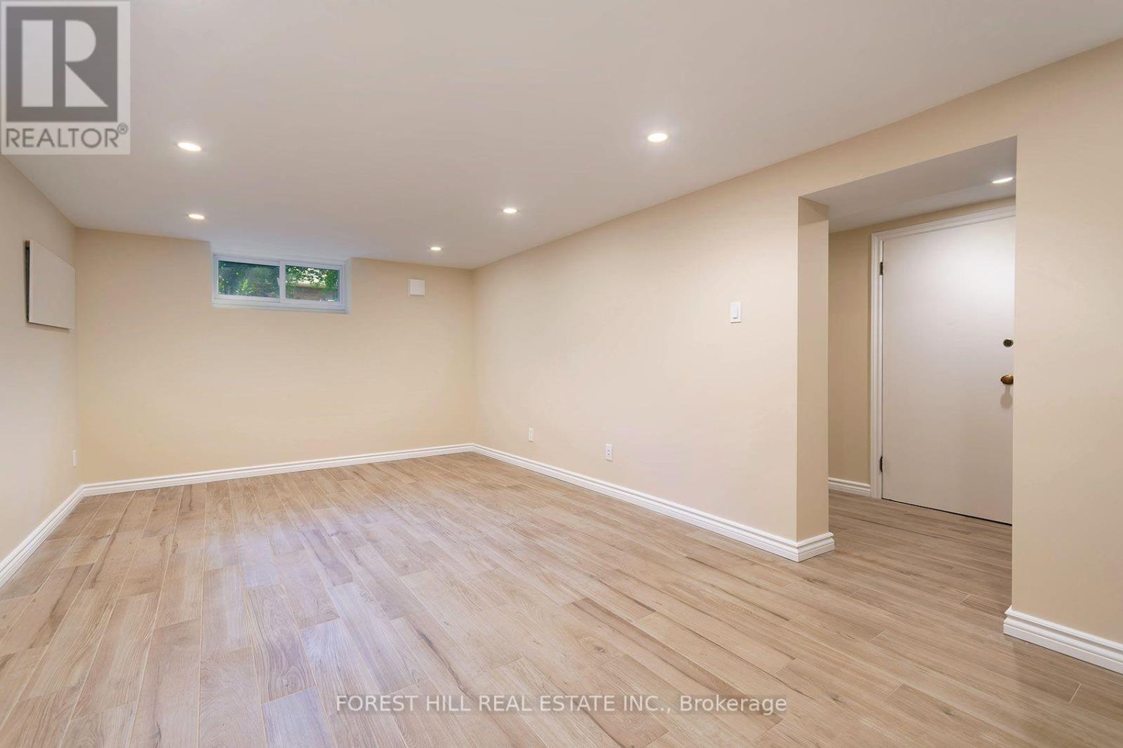 17 FAIRLEIGH CRESCENT Toronto (Forest Hill North), ON M6C 3R7