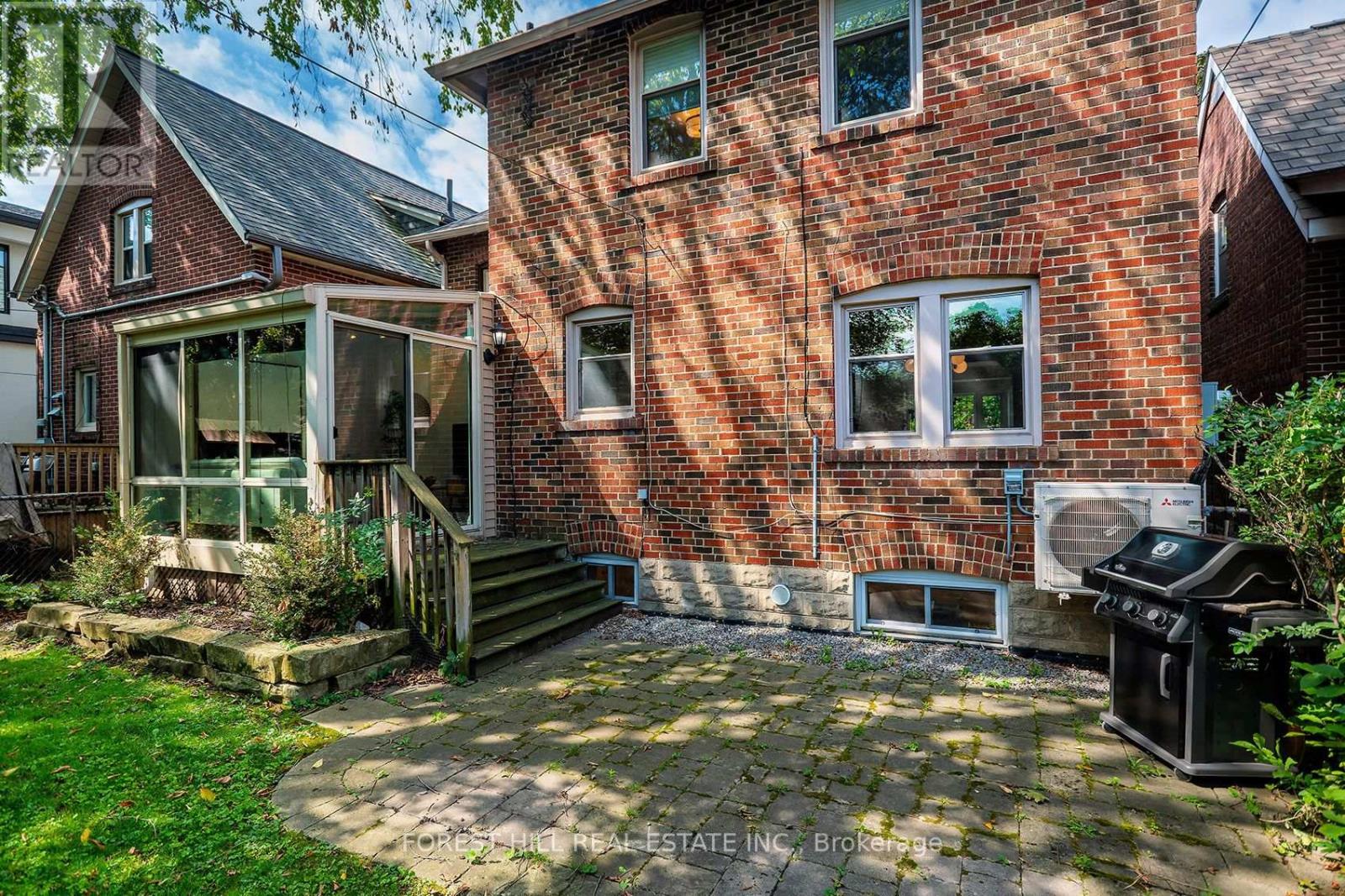 17 FAIRLEIGH CRESCENT Toronto (Forest Hill North), ON M6C 3R7