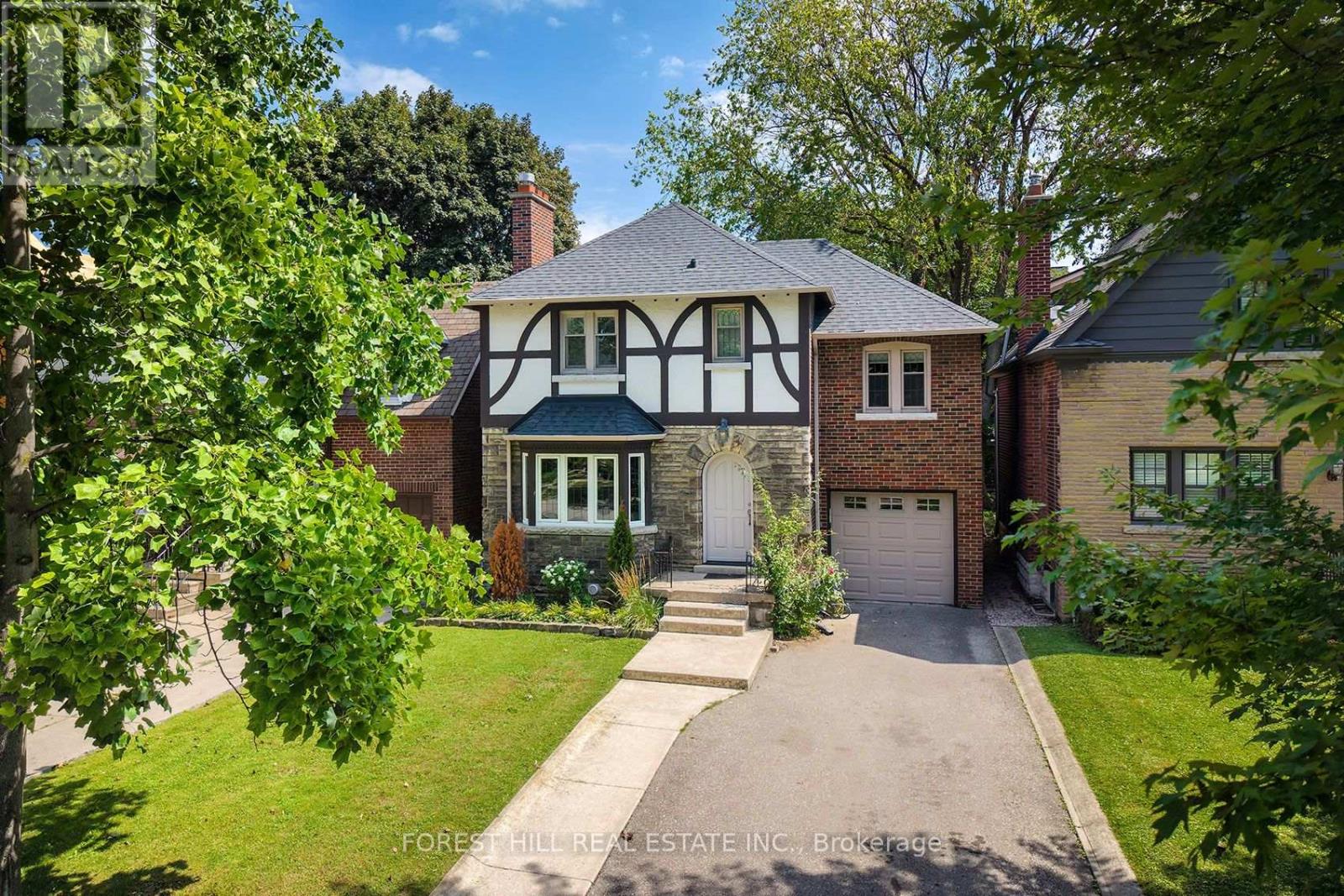 17 FAIRLEIGH CRESCENT Toronto (Forest Hill North), ON M6C 3R7