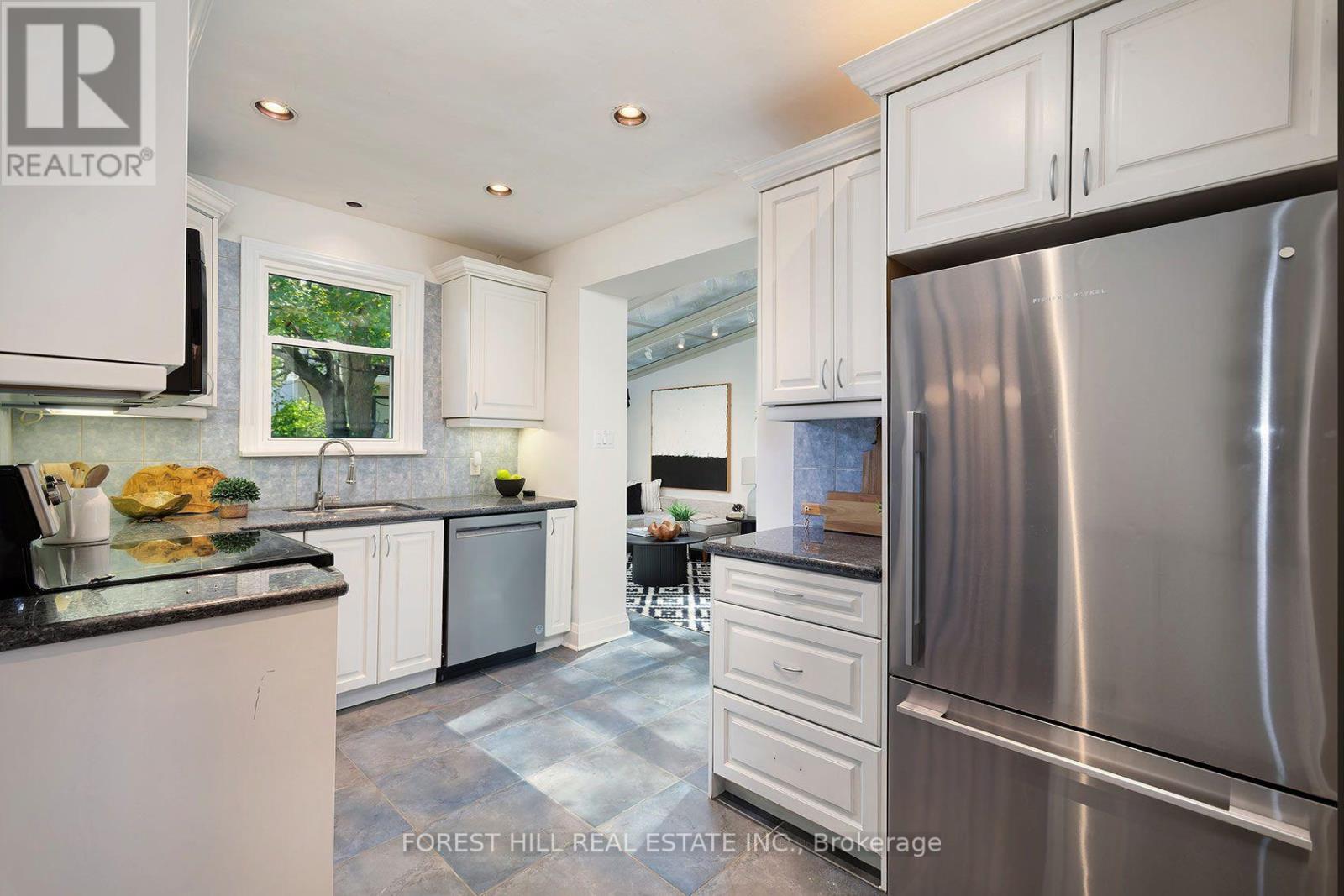 17 FAIRLEIGH CRESCENT Toronto (Forest Hill North), ON M6C 3R7
