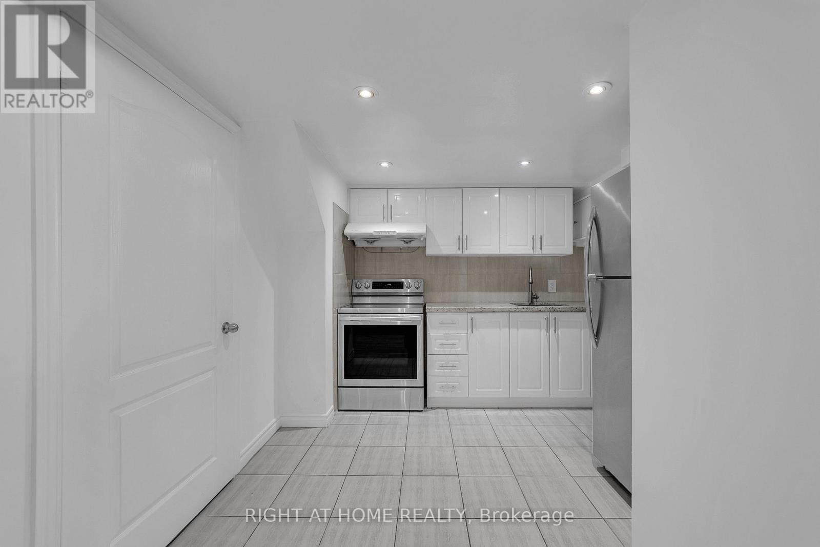 303 Blue Grass Boulevard, Richmond Hill, Ontario  L4C 3H3 - Photo 10 - N13681824
