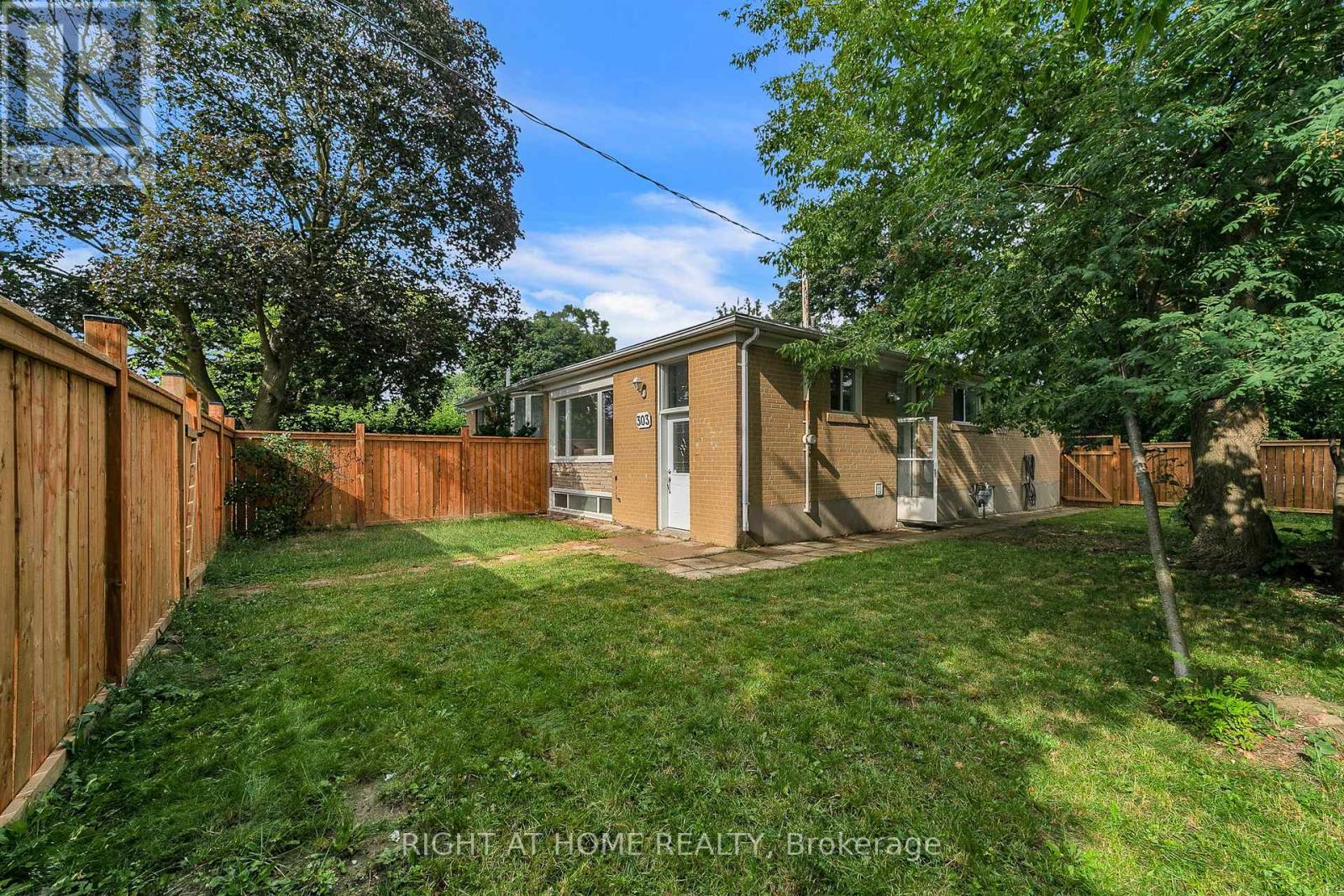 303 Blue Grass Boulevard, Richmond Hill, Ontario  L4C 3H3 - Photo 2 - N13681824