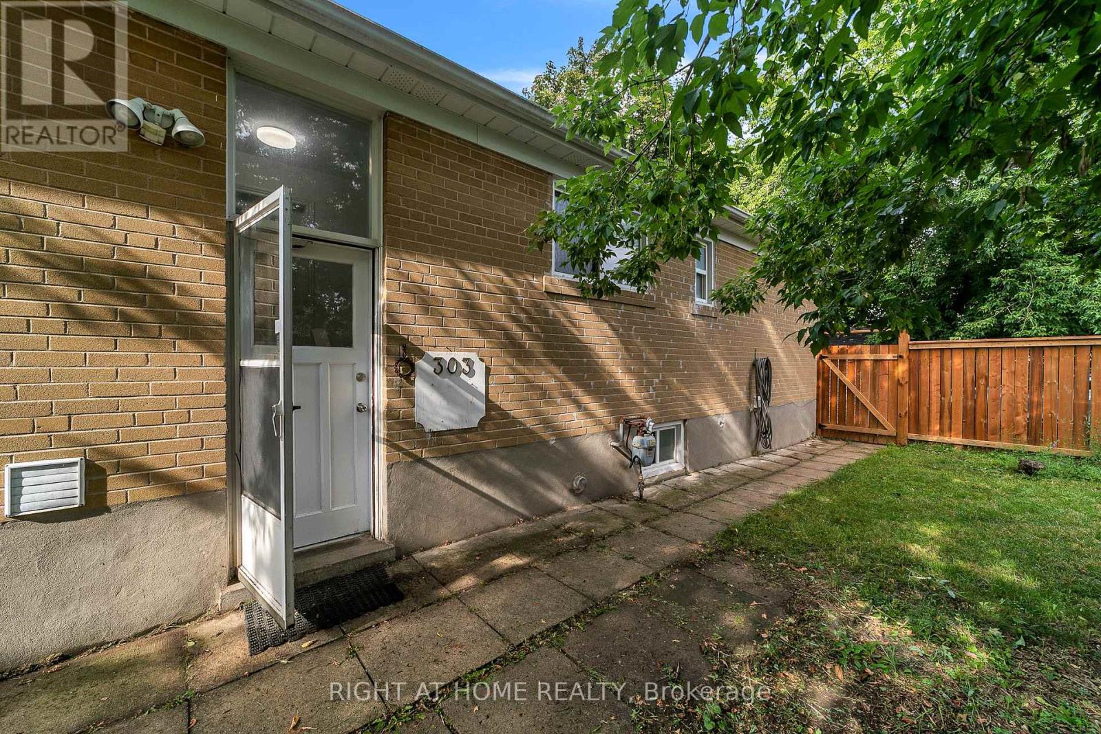 303 Blue Grass Boulevard, Richmond Hill, Ontario  L4C 3H3 - Photo 3 - N13681824