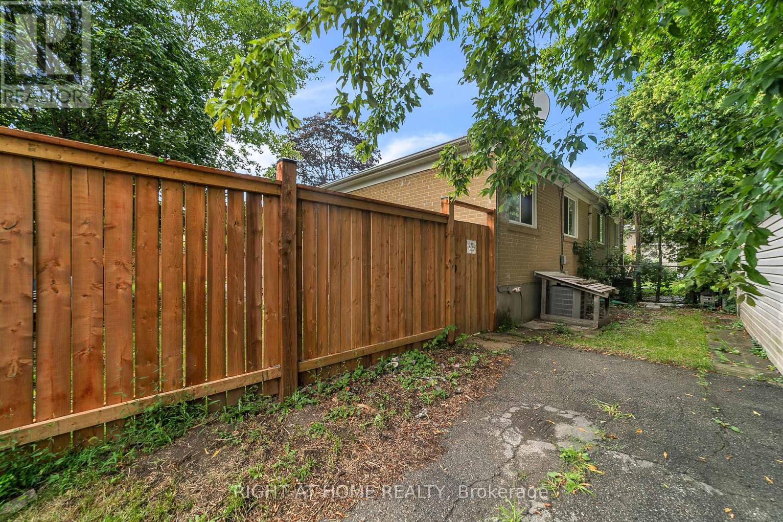 303 Blue Grass Boulevard, Richmond Hill, Ontario  L4C 3H3 - Photo 4 - N13681824
