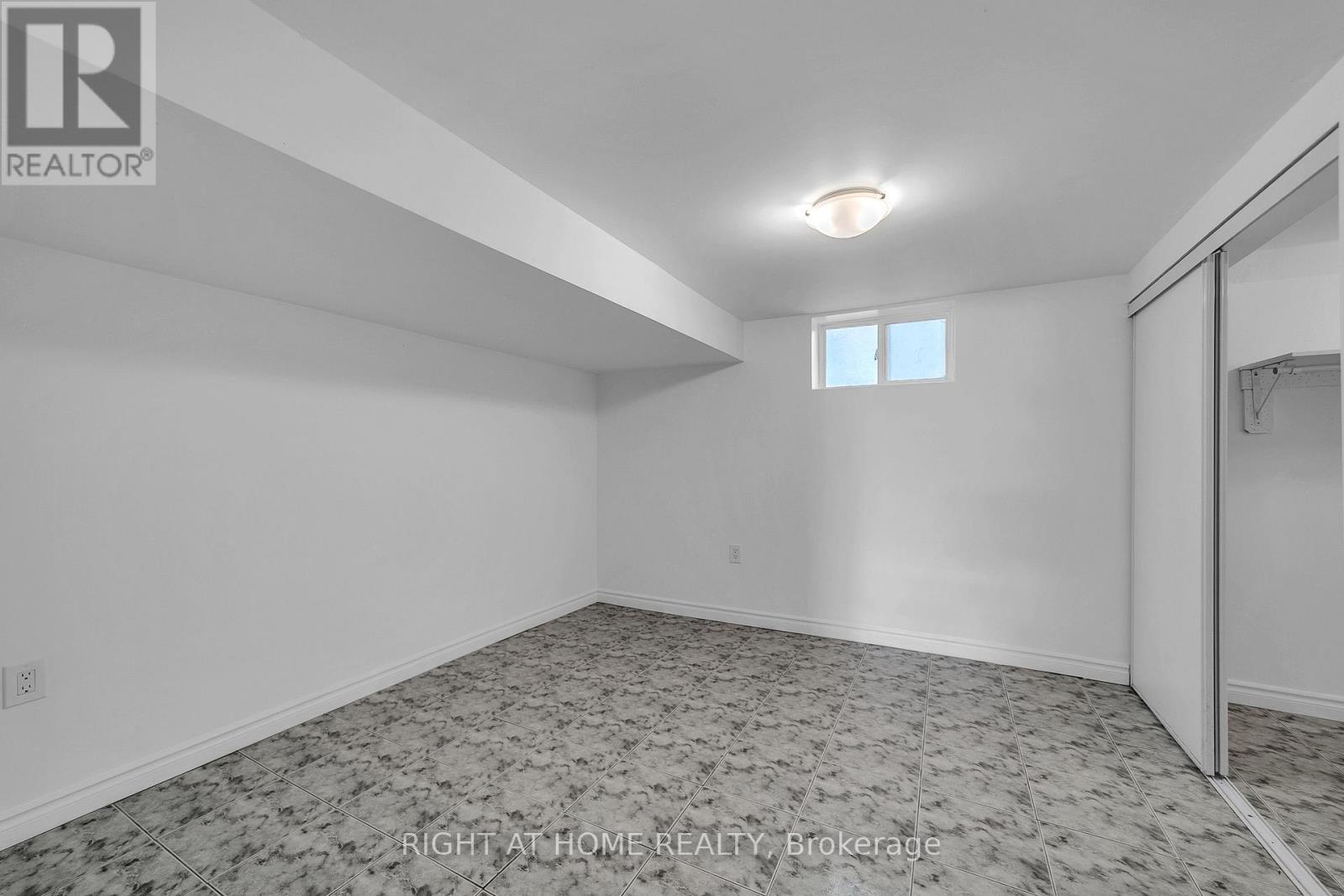 303 Blue Grass Boulevard, Richmond Hill, Ontario  L4C 3H3 - Photo 5 - N13681824