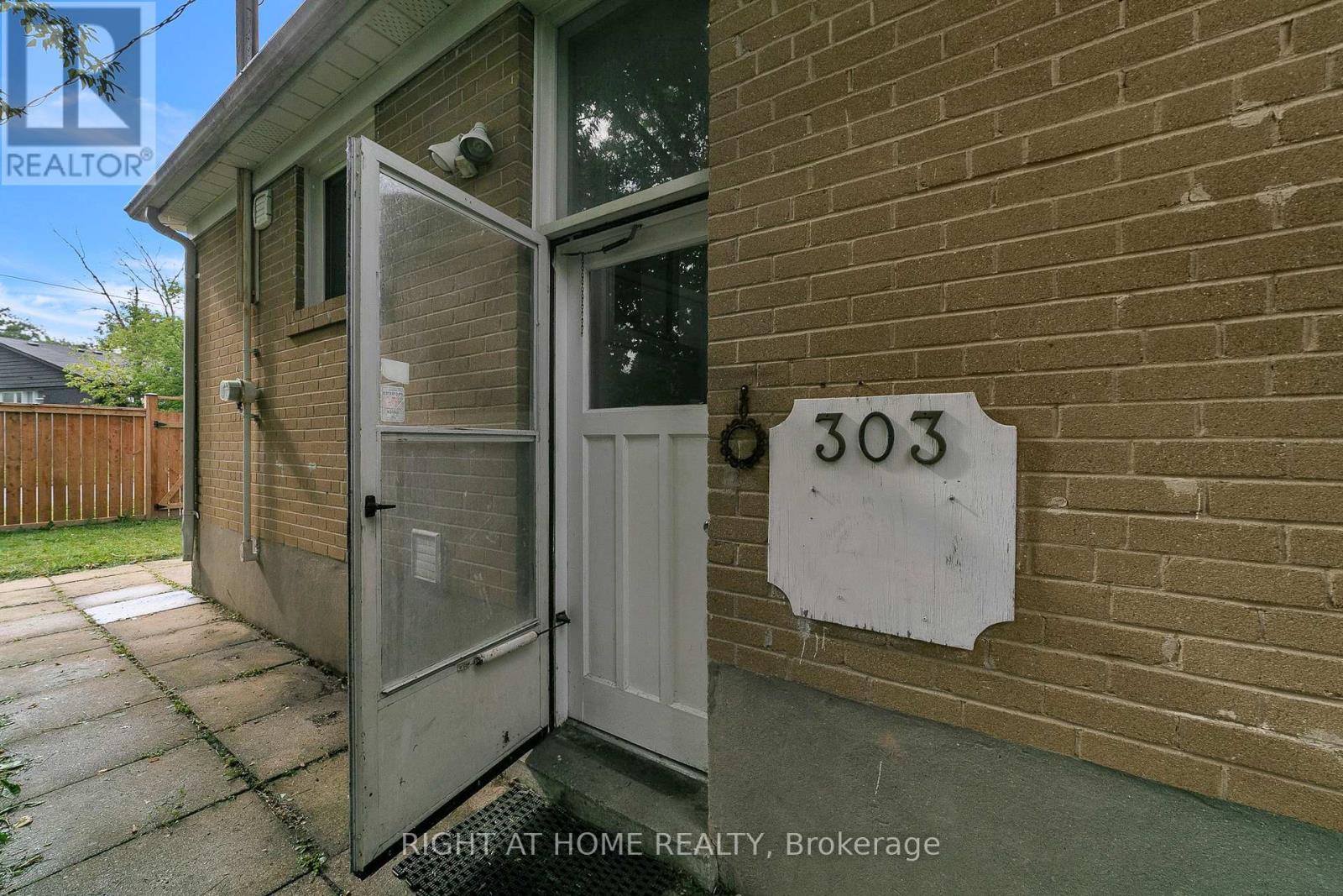 303 Blue Grass Boulevard, Richmond Hill, Ontario  L4C 3H3 - Photo 6 - N13681824